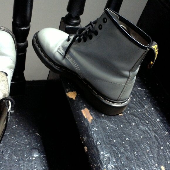 Dr. Martens Pearlescent Irridescent Grey silver womens 8 eyelet boots mens 6 - Picture 9 of 9